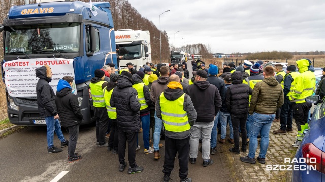 Fot. Robert Stachnik [Radio Szczecin] Ruszył (opóźniony) protest przewoźników. Na miejscu byli... saperzy [ZDJĘCIA, AKTUALIZACJE, RELACJE]