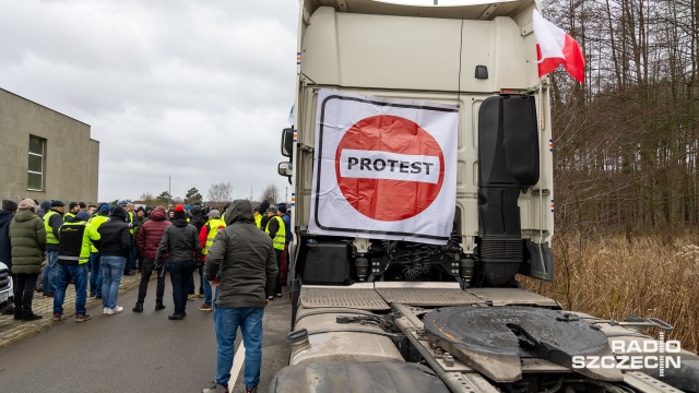 Fot. Robert Stachnik [Radio Szczecin] Ruszył (opóźniony) protest przewoźników. Na miejscu byli... saperzy [ZDJĘCIA, AKTUALIZACJE, RELACJE]