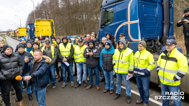Fot. Robert Stachnik [Radio Szczecin] Ruszył (opóźniony) protest przewoźników. Na miejscu byli... saperzy [ZDJĘCIA, AKTUALIZACJE, RELACJE]