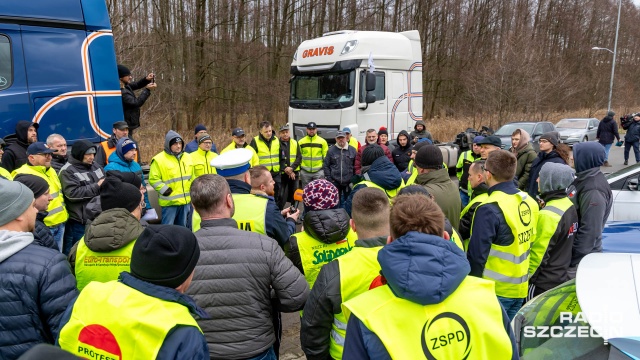 Fot. Robert Stachnik [Radio Szczecin] Ruszył (opóźniony) protest przewoźników. Na miejscu byli... saperzy [ZDJĘCIA, AKTUALIZACJE, RELACJE]