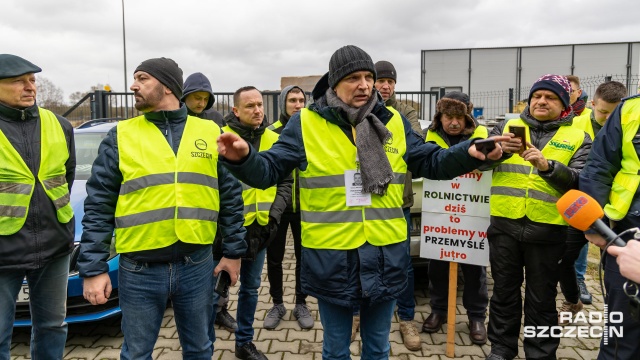 Fot. Robert Stachnik [Radio Szczecin] Ruszył (opóźniony) protest przewoźników. Na miejscu byli... saperzy [ZDJĘCIA, AKTUALIZACJE, RELACJE]