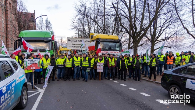 Fot. Robert Stachnik [Radio Szczecin] Protest przewoźników. Spotkanie z wojewodą [WIDEO, ZDJĘCIA]