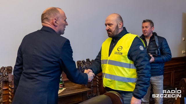 Fot. Robert Stachnik [Radio Szczecin] Protest przewoźników. Spotkanie z wojewodą [WIDEO, ZDJĘCIA]