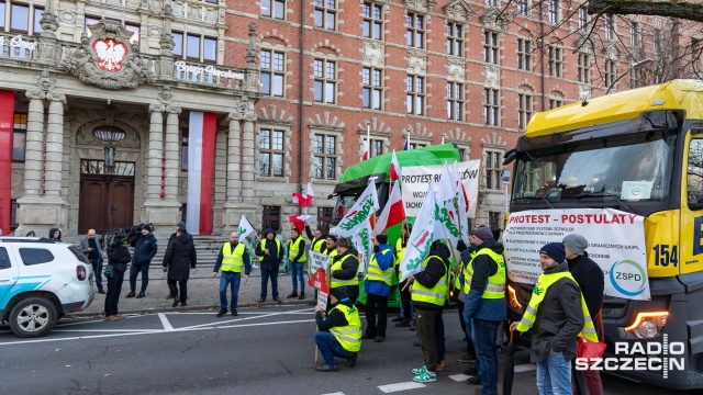 Fot. Robert Stachnik [Radio Szczecin] Protest przewoźników. Spotkanie z wojewodą [WIDEO, ZDJĘCIA]