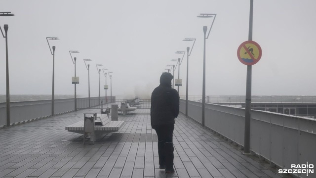 Fot. Przemysław Polanin [Radio Szczecin] Sztorm na Bałtyku, część mola w Kołobrzegu zamknięta [ZDJĘCIA]