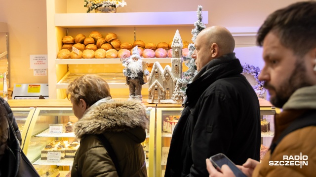 Fot. Robert Stachnik [Radio Szczecin] Poranne, przedświąteczne zakupy... Swoje odstać trzeba [ZDJĘCIA]