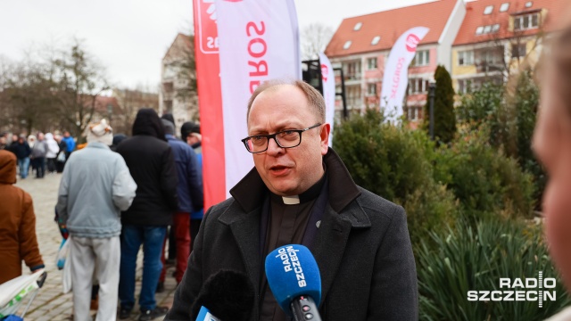 Fot. Robert Stachnik [Radio Szczecin] Spotkanie wigilijne dla potrzebujących przy szczecińskiej Archikatedrze [WIDEO, ZDJĘCIA]