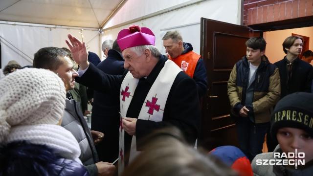 Fot. Robert Stachnik [Radio Szczecin] Spotkanie wigilijne dla potrzebujących przy szczecińskiej Archikatedrze [WIDEO, ZDJĘCIA]