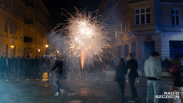 Na placu Zamenhoffa, na deptaku Bogusława i w domu - to właśnie tam szczecinianie witali 2023 rok - a wszystko w tle hucznie strzelających fajerwerków i noworocznych życzeń.