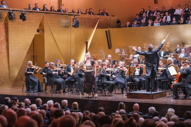 Znane na całym świecie dzieła muzyki klasycznej zabrzmiały wczoraj w Filharmonii im. Mieczysława Karłowicza w Szczecinie. Licznie zgromadzona publiczność i artyści występujący w Złotej Sali żegnali stary rok na koncercie pod tytułem Wiedeński wieczór sylwestrowy.