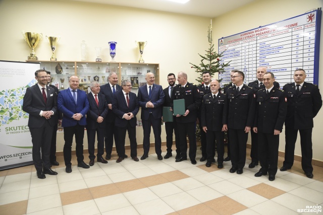 Komenda Wojewódzka Państwowej Straży Pożarnej podpisała umowy na zakup pięciu elektrycznych samochodów oraz ładowarek do nich.