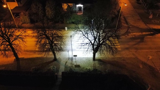 Kolejne bezpieczniejsze przejście dla pieszych powstało w Stargardzie. W czasie prac, pasy na ul. Niepodległości zostały specjalnie podniesione, co zmusza kierowców do zwalniania przed zebrą.