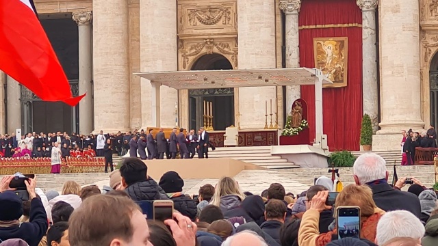 W Watykanie zakończyły się uroczystości pogrzebowe papieża-seniora Benedykta XVI, którym przewodniczył papież Franciszek.