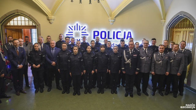 W Komendzie Wojewódzkiej Policji w Szczecinie ponad 50. nowych rekrutów wypowiedziało słowa ślubowania.