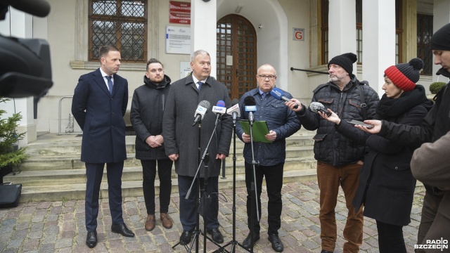 Posłowie PiS interweniują w sprawie byłego pracownika Urzędu Marszałkowskiego, skazanego za pedofilię i nakłanianie dzieci do zażywania narkotyków. Posłowie złożyli dziś w Urzędzie Marszałkowskim listę 11 pytań dotyczących tej bulwersującej sprawy.
