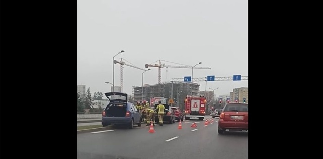 Wszystkich Świętych przy skrzyżowaniu z Chopina - w tym miejscu zablokowane były aż dwa pasy po zdarzeniu drogowym.