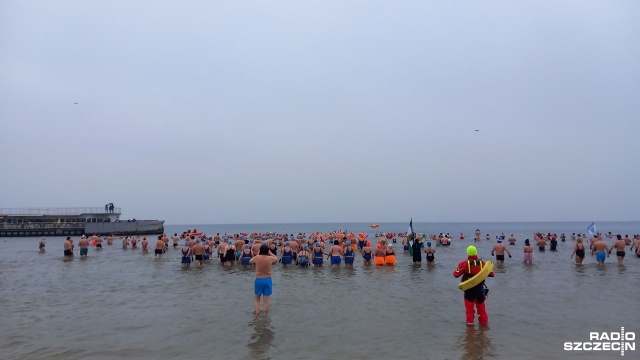 Kołobrzeska plaża centralna zapełniła się dziś tłumem morsów. Chociaż Światowy Festiwal morsowania został w tym roku odwołany, to miłośnicy imprezy spotkali się na Styczniowym Spontanie.