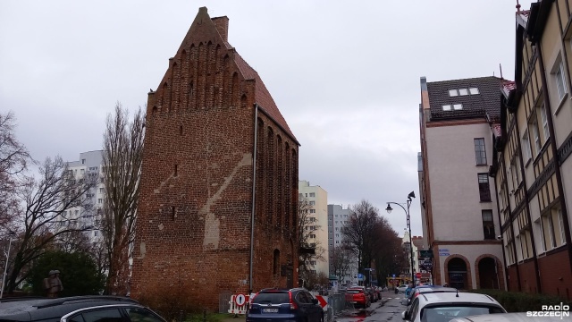 Zabytkowa Baszta Lontowa w centrum Kołobrzegu doczeka się remontu. Miasto chce ratować obiekt popadający w ruinę.