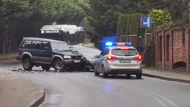 Kolizja dwóch aut na ulicy Miodowej. Policja nie ma informacji o rannych.