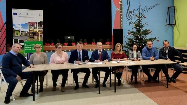 Gminy Lipiany, Przelewice i Nowogródek Pomorski otrzymają unijne wsparcie na inwestycje wodno-kanalizacyjne na obszarach wiejskich województwa zachodniopomorskiego. Podpisano umowy w tej sprawie.