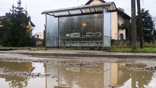 Aż do odwołania autobusy komunikacji miejskiej nie przejadą ulicą Bryczkowskiego w Szczecinie. Chodzi o linie nr 73 i nr 93, których trasy zostały we wtorek rano niespodziewanie skrócone.