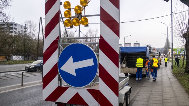 Od rana rozpoczął się kolejny etap naprawy uszkodzonego przyłącza kanalizacji deszczowej na ulicy Sczanieckiej w Szczecinie na nitce w kierunku północnych dzielnic miasta.