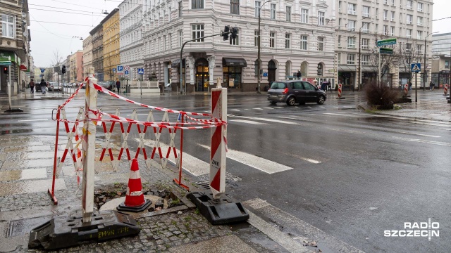 Zabytkowa pompa zniknęła z centrum Szczecina. Kilka dni temu, mieszkańcy okolicy skrzyżowania ulic Krzywoustego i Królowej Jadwigi zobaczyli, że zabytek leży przy przejściu dla pieszych. Później w ogóle przepadł.
