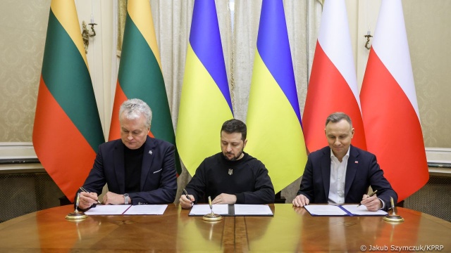 Przywódcy Polski, Ukrainy i Litwy podpisali we Lwowie Wspólną Deklarację Prezydentów Trójkąta Lubelskiego.