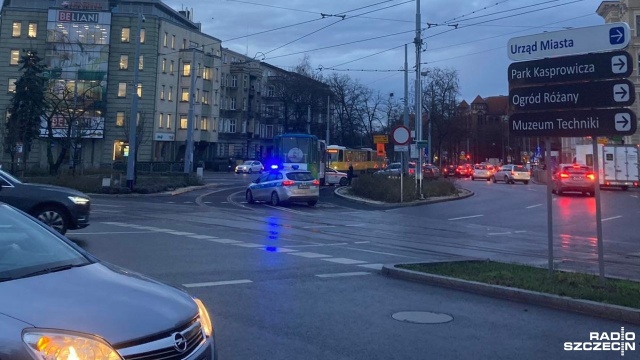 Na placu Szarych Szeregów tramwaj linii numer 1 zderzył się z samochodem osobowym.
