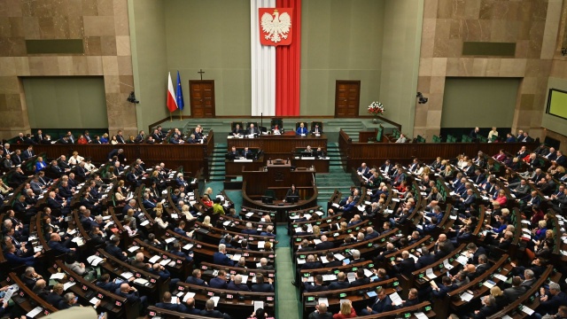 W piątek na posiedzeniu Sejm uchwalił nowelizację ustawy o Sądzie Najwyższym. Za było 203 posłów, przeciw - 52, a 189 wstrzymało się od głosu.