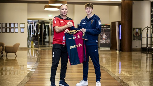 Adrian Przyborek na dłużej w Pogoni Szczecin. 16-letni piłkarz podpisał nowy kontrakt z Pogonią.