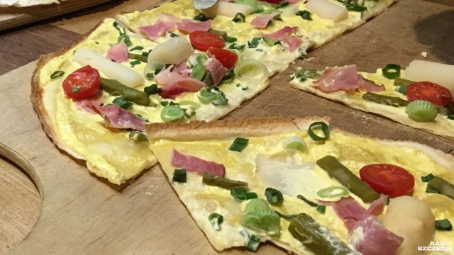 Co roku 17. stycznia obchodzony jest Światowy Dzień Pizzy. Najbardziej popularny jest placek z sosem pomidorowym i serem pochodzący z Włoch, lecz na całym świecie możemy znaleźć podobne dania.