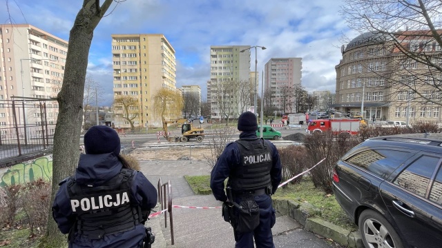 Ewakuacja mieszkańców bloku przy alei Wyzwolenia w Szczecinie. Podczas prac ziemnych doszło tam do uszkodzenia gazociągu.