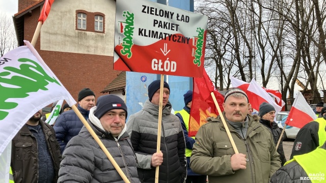 Blisko stu rolników protestowało przed świnoujskim portem handlowym.