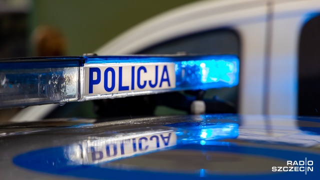 Przybyli na miejsce strażacy zastali leżącą na ulicy kobietę oraz rozbity pojazd.