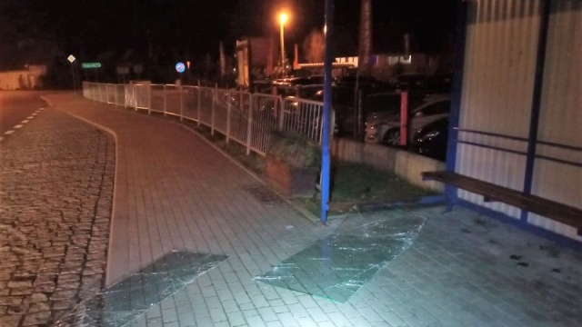Wandala zatrzymali policjanci z Polic. 39-latek powybijał szyby we wiacie przystankowej w miejscowości Uniemyśl.