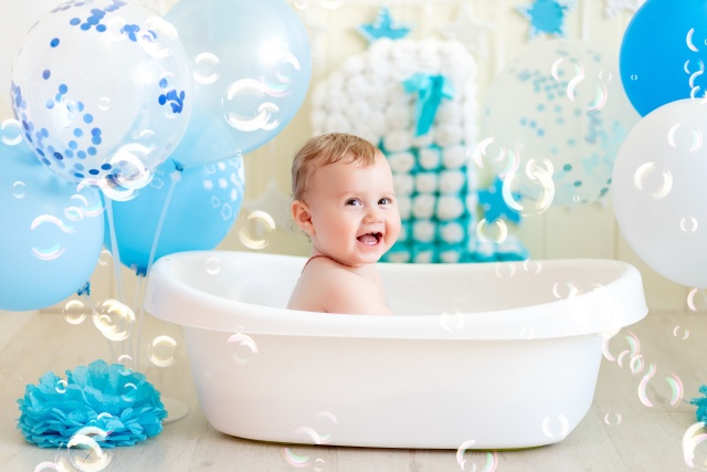 Krochmal do kąpieli to sprawdzony od wielu lat sposób na łagodzenie podrażnień, odparzeń czy potówek u niemowląt u dzieci. Dowiedz się, kiedy warto zastosować krochmal w codziennej pielęgnacji, jak go przygotować i jak często stosować.