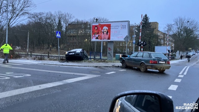 Uwaga kierowcy, utrudnienia w centrum Szczecina. Jak donoszą kierowcy na skrzyżowaniu ul. Twardowskiego i Jagiellońskiej korkuje się po zderzeniu aut.
