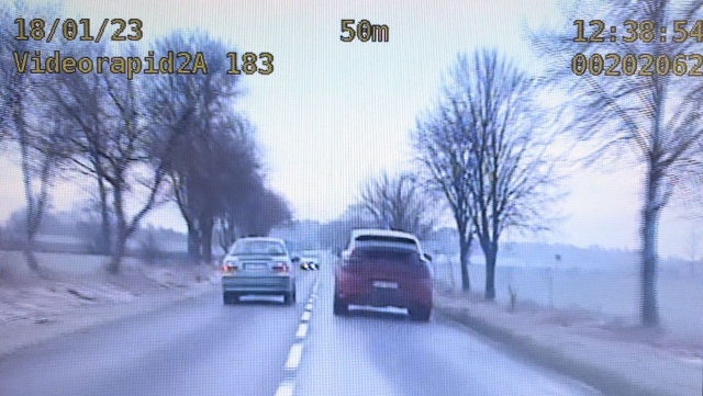 Wysoki mandat, 22 punkty karne i zatrzymane prawo jazdy - to efekt nieodpowiedzialnej jazdy 23-letniego kierowcy zatrzymanego pod Kołobrzegiem.