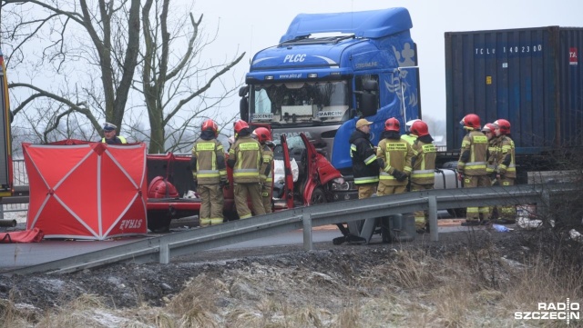 Na Szosie Polskiej zderzył się bus z samochodem ciężarowym. Trzech pasażerów busa jest rannych.