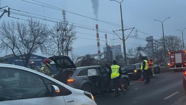 Kolizja na ulicy Gdańskiej w Szczecinie. Na wysokości przystanku Parnica zderzyły się dwie osobówki.