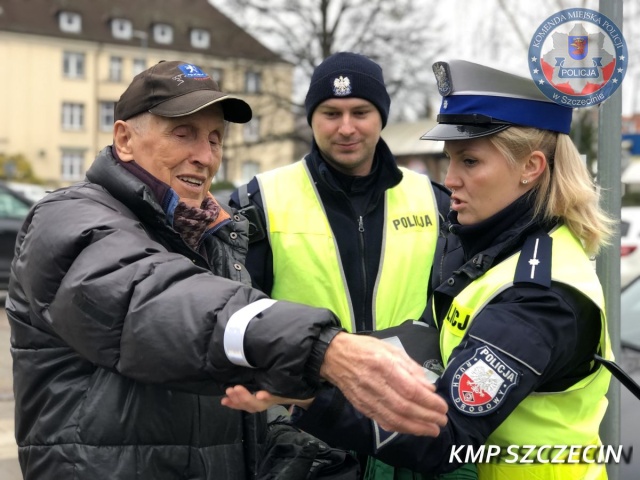 Prezenty od policjantów dla babć i dziadków. To z okazji ich święta.