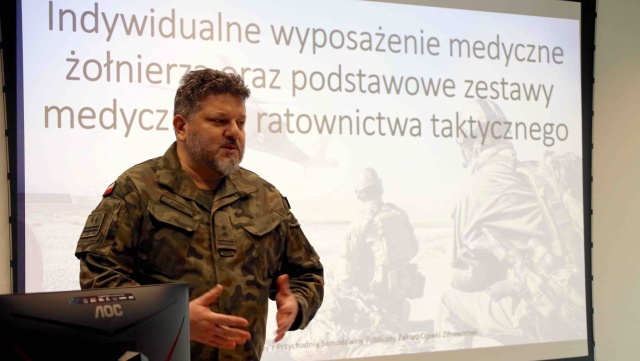 Studenci Pomorskiego Uniwersytetu Medycznego uczą się pod okiem lekarzy ze 109. Szpitala Wojskowego w Szczecinie i żołnierzy z 12. Brygady Zmechanizowanej.