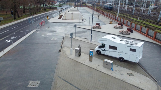 Jest 300 miejsc dla samochodów, miejsca postojowe dla autokarów, do tego wiaty, stojaki i boksy dla rowerów, ładowarka dla elektryków oraz miejsce, gdzie można posprzątać pojazdy. Od teraz kierowcy mogą korzystać z nowego parkingu ParkRide w Stargardzie.