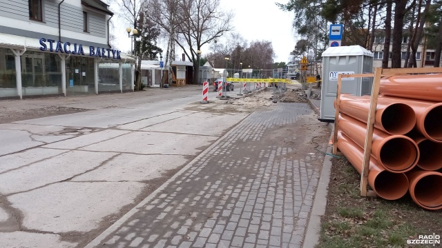 Rozpoczęły się prace przy przebudowie głównej drogi w nadmorskim Dźwirzynie. Na miejscu należy spodziewać się utrudnień, ale droga pozostaje przejezdna.