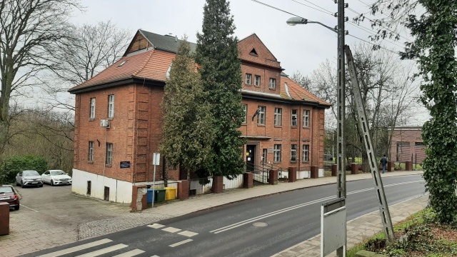 Czterokondygnacyjny budynek ze stuletnią tradycją sprzedaje miasto.