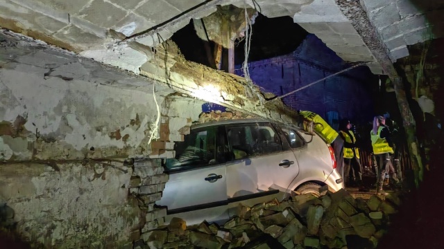 Samochód z dużym impetem wbił się w stodołę, a kierowca Volskwagena zbiegł z miejsca zdarzenia. Do tej niecodziennej sytuacji doszło w miejscowości Klępino Białogardzkie. Z niewiadomych przyczyn kierujący nagle zjechał drogi i uderzył w budynek gospodarczy.