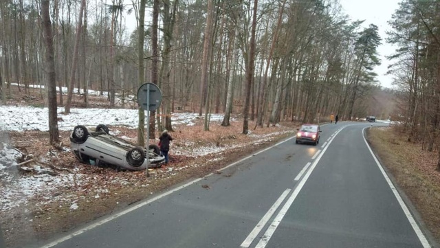 Dachowanie samochodu osobowego na drodze krajowej nr 31.