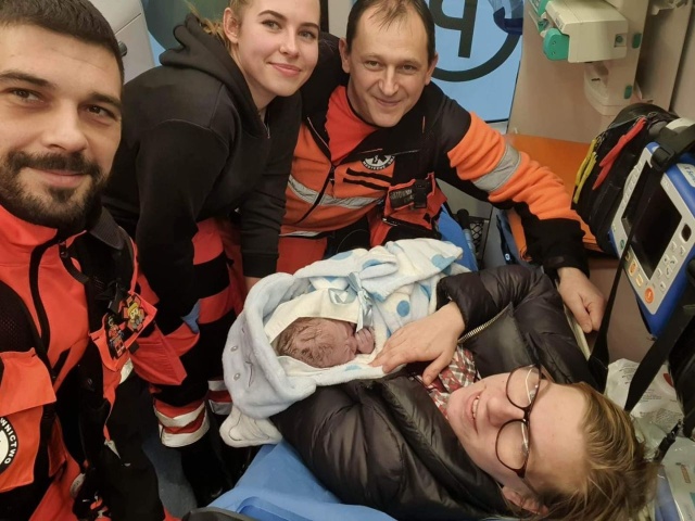 Mały Antoni tak spieszył się na świat, że urodził się w swoim domu. Poród odebrali ratownicy medyczni z Wojewódzkiej Stacji Pogotowia Ratunkowego.