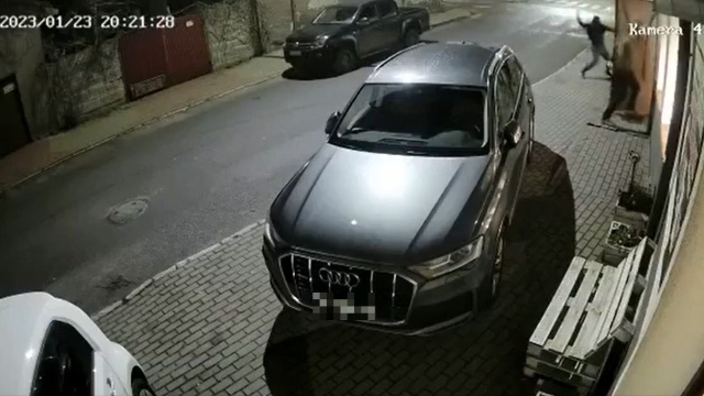 Nieznani sprawcy zaatakowali pizzerię w Czaplinku. Do środka wrzucili słoiki ze śmierdzącym płynem do odstraszania dzików i kamieniami wybili szyby.